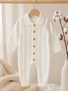 Set premium 4 piese pentru bebe fetita din lana de oaie cu port-bebe tricotat, salopeta, caciulita, botosei, prezentare in decor