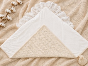 Set premium pentru bebe din lana de oaie 4 piese cu port-bebe si salopeta tricotata crem, detaliu material si finisaje