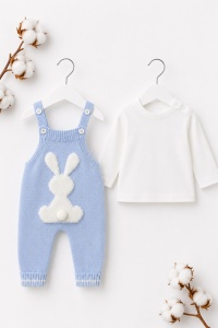 Set salopeta tricotata bleu cu iepuras si bluza crem pentru bebelusi din acril - Img 2