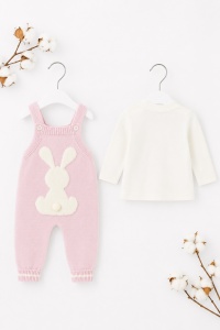 Set salopeta tricotata roz cu iepuras si bluza crem pentru bebelusi din acril premium - Img 2