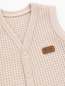 Vesta bebe crem din bumbac waffle, cu capse, moale si confortabila, prezentare in decor