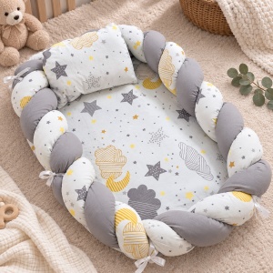 Baby nest impletit 60x80 cm cu pernuta, model gri cu alb stelute si norisori - Img 4