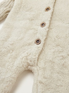 Combinezon bebe crem cu gluga ursulet, material pufos si maneci tricotate din lana - Img 3