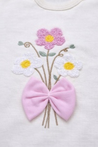 Compleu bebe fete 3 piese roz cu floricele si caciulita - Img 3