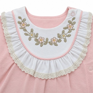 Compleu bebe fetita roz cu broderie florala, pantaloni si bentita, prezentare in decor