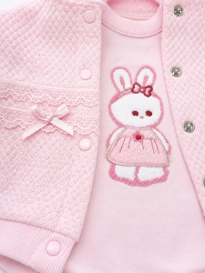 Compleu bebe fetite 3 piese roz cu hanorac body iepuras si pantaloni din bumbac, detaliu material si finisaje