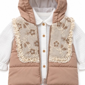 Compleu fetita 3 piese bumbac cu vesta matlasata camasa si pantaloni evazati, prezentare in decor