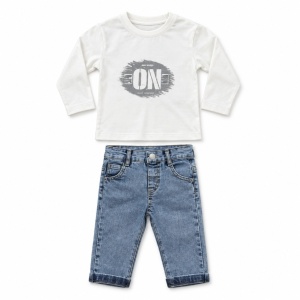 Costum baiat 3 piese bumbac 100% cu camasa groasa in carouri, bluza si blugi albastri, fotografie de produs pe fundal alb