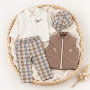 Costum baiat 4 piese vesta fas camasa muselina pantaloni carouri si sapca, prezentare in decor