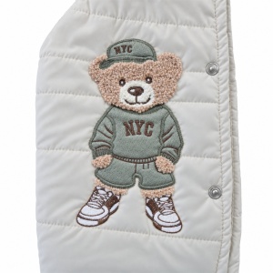 Costum bebe 3 piese cu geaca matlasata, bluza si pantaloni din bumbac, prezentare in decor