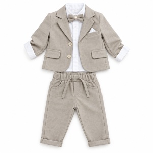 Costum bebe baiat bej nisipiu 3 piese sacou pantaloni camasa alba cu papion, fotografie de produs pe fundal alb