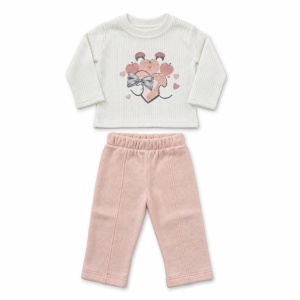 Compleu fetita cu geaca teddy crem, bluza imprimata si pantaloni roz pudrat, fotografie de produs pe fundal alb