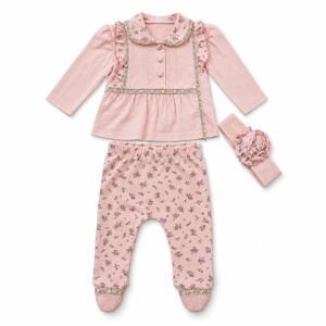 Costum bebe fetita 3 piese roz cu floricele, bluza, pantaloni cu botosei si bentita, fotografie de produs pe fundal alb