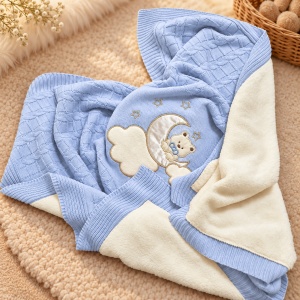Paturica bebe imblanita 85x95 cm bleu cu ursulet luna si stelute