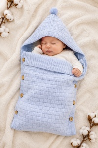 Sac de dormit bebe bleu crosetat imblanit cu gluga si ciucure pentru carucior si scoica