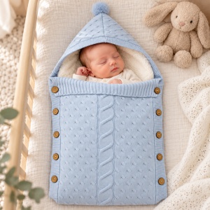 Sac de dormit bebe tricotat bleu cu gluga, captuseala moale imblanita si nasturi laterali