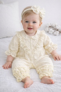 Salopeta bebe fetita muselina ivoire dantela eleganta set cu bentita