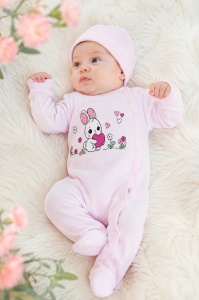 Salopeta bebe roz pal din bumbac cu caciulita si imprimeu iepuras fetita