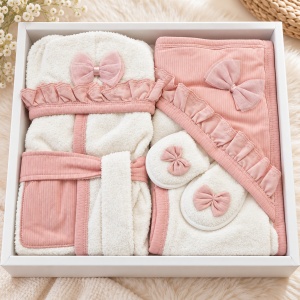 Set baie bebe 4 piese din bumbac, halat cu gluga, prosop, manusa si papuci, fundite, alb-roz - Img 3