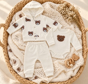 Set bebe 3 piese din bumbac alb cu ursuleti, hanorac cu gluga, body si pantaloni
