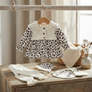 Set bebe fetita 5 piese, rochita animal print din muselina, pantaloni, caciulita, bavetica si manusi