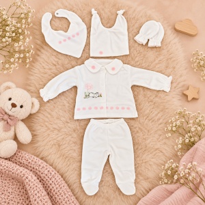 Set bebe fetita din bumbac, bluza, pantaloni cu botosei, caciulita, baveta si manusi, alb, floricele roz - Img 2