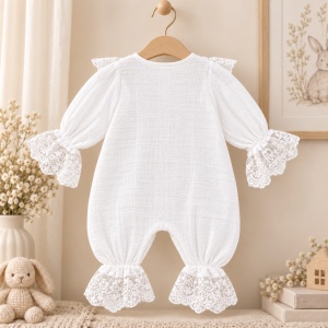 Set botez bebe premium din muselina alba 4 piese cu dantela – salopeta, paturica, boneta si manusi - Img 4