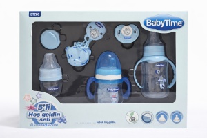 Set complet hranire bebe cu biberon, cana antrenament, accesorii si suzeta 0-6 luni, fotografie de produs pe fundal alb