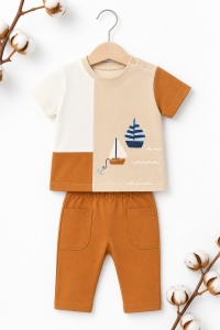 Set haine bebe baiat 2 piese bumbac premium – tricou cu barcute si pantaloni maro, fotografie de produs pe fundal alb