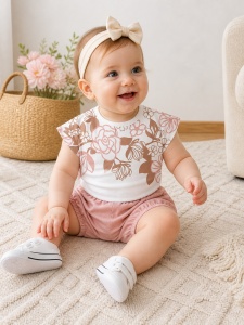 Set haine bebe fete 2 piese bumbac – tricou floral si pantaloni scurti bej roz