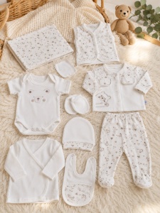 Set nou nascut 10 piese din 100% bumbac crem cu paturica, ursulet si stelute