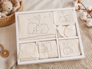 Set nou nascut 10 piese din 100% bumbac crem cu paturica, ursulet si balon, prezentare in decor