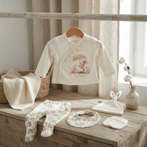 Set nou nascut fetita 5 piese din bumbac, crem cu imprimeu floral si iepuras, pantaloni cu botosei