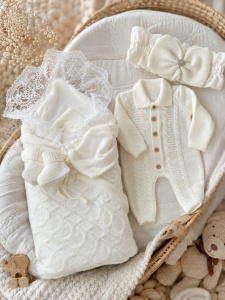 Set premium 4 piese pentru bebe fetita din lana de oaie cu port-bebe tricotat, salopeta, caciulita, botosei