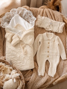 Set premium pentru bebe din lana de oaie 4 piese cu port-bebe si salopeta tricotata crem