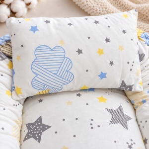 Baby nest bebe cuib pentru nou nascut model stelute si norisori bleu 50x70 cm, prezentare in decor