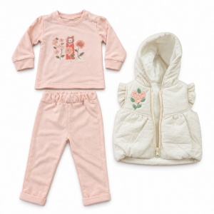 Compleu fetita 3 piese bumbac roz cu vesta matlasata ivoire, fotografie de produs pe fundal alb