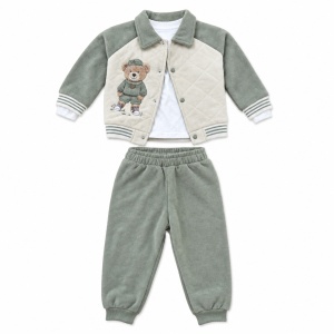 Costum bebe 3 piese cu geaca matlasata, bluza si pantaloni din bumbac, fotografie de produs pe fundal alb