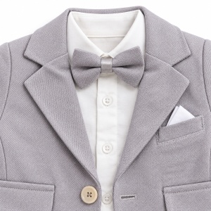 Costum bebe baiat gri perlat 3 piese cu sacou body camasa si pantaloni elegant, prezentare in decor