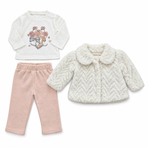 Compleu fetita cu geaca teddy crem, bluza imprimata si pantaloni roz pudrat, fotografie de produs pe fundal alb