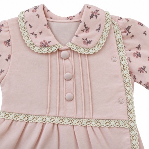 Costum bebe fetita 3 piese roz cu floricele, bluza, pantaloni cu botosei si bentita, prezentare in decor