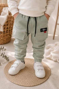 Pantaloni cargo premium pentru copii din bumbac verde salvie cu buzunare aplicate