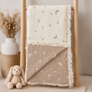 Patura bebe din muselina 4 straturi, 90x90 cm, model luna si stelute, crem-bej, prezentare in decor