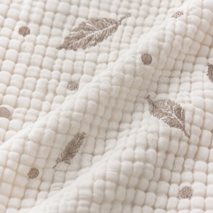 Patura bebe reversibila din muselina 4 straturi, 90x90 cm, model cu pene, crem-bej, prezentare in decor