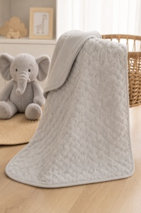 Paturica bebe gri cu inimioare embosate 100x100 cm pufoasa moale pentru bebelusi