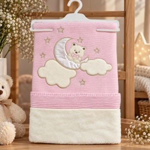Paturica bebe imblanita 85x95 cm, tricot roz cu ursulet, luna si stelute - Img 2