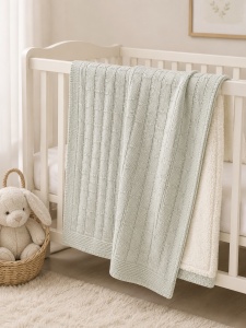 Paturica bebe tricotata gri, imblanita, 85x100 cm pentru carucior si patut