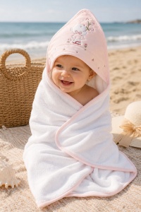Prosop bebe cu gluga 80x90 cm, alb cu roz pal, broderie ursulet cu flori