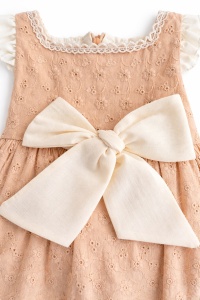 Rochita bebe fetita bej din bumbac cu fundita crem si broderie eleganta - Img 4