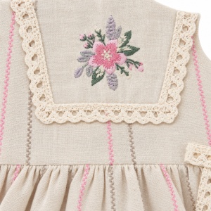 Rochita fetita ivory plisata cu broderie pe piept, prezentare in decor